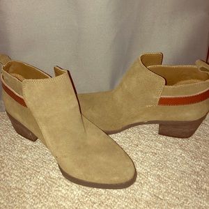 *NEVER WORN* American Eagle Ankle Boots (Size9)